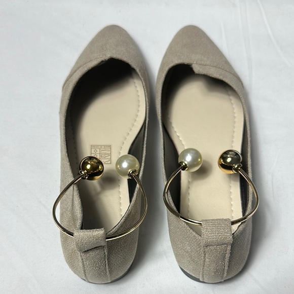 NIB Tan Flats with Pearl Accent Ankle T-Strap Detail Sz 39 - Picture 6 of 7